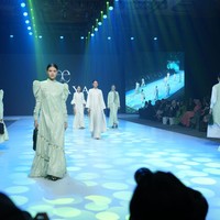 Bahan dari koleksi Flowery Retro adalah jacquard, satin, organza, dan brokat diaplikasikan dengan motif bunga. Foto: Dok. Ellaya.