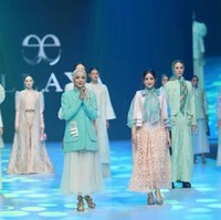 Brand lokal yang didirikan oleh Happy Jehan ini menghadirkan koleksi Lebaran bertajuk Flowery Retro di dalam gelaran Indonesia Fashion & Aesthetic (IFA) 2024. Foto: Dok. Ellaya.