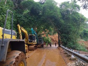Mobil Tangki LPG Masih Terjebak Longsor Jalur Majalengka-Kuningan