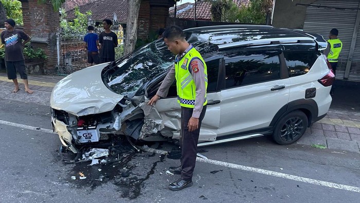 Kondisi mobil seusai mengalami kecelakaan tunggal di Jalan Denpasar-Gilimanuk, tepatnya di Kelurahan Dauhwaru, Kecamatan Jembrana, Kabupaten Jembrana, Bali, Kamis (7/3/2024). (Foto: Dok. Polres Jembrana)