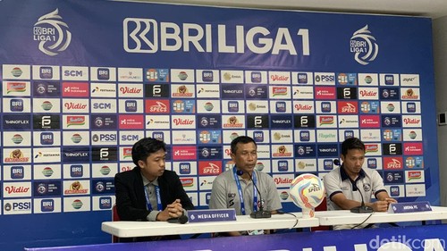 Konferensi pers Arema FC seusai bermain imbang 0-0 menghadapi Bhayangkara Presisi Indonesia di Stadion Kapten I Wayan Dipta, Gianyar, Bali, Rabu (6/3/2024). (Foto: Siti Muamalah/detikBali)