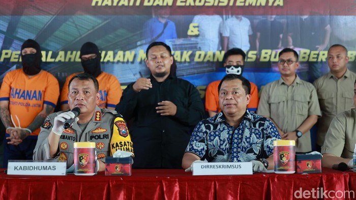 Konferensi pers pengungkapan kasus penimbunan BBM subsidi.