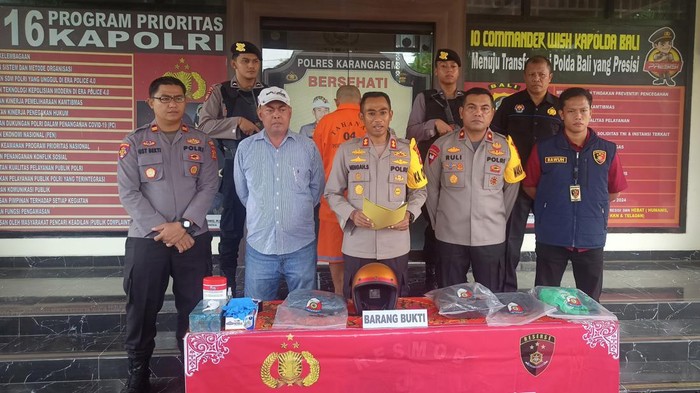 Konferensi pers Polres Karangasem perihal penangkapan residivis spesialis pencurian di 11 TKP, Kamis (7/3/2024). (I Wayan Selamat Juniasa/detikBali)