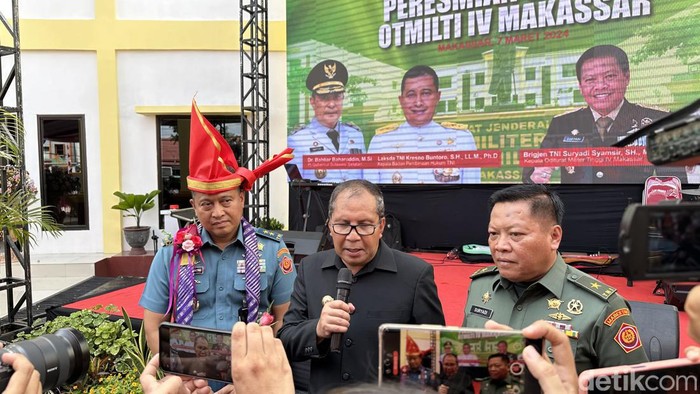 Konferensi pers usai peresmian gedung Otmilti IV Makassar.