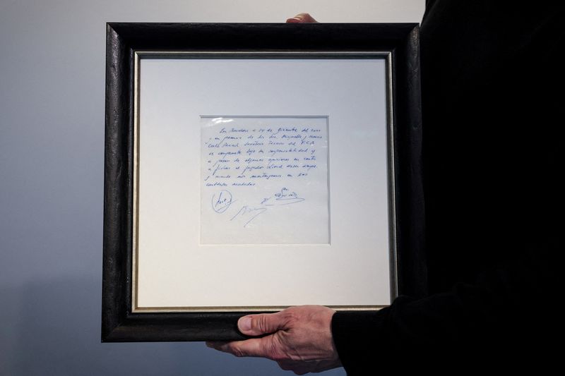'Kontrak' Pertama Messi di Barca Bakal Dilelang, Nih Penampakannya A guest looks at a napkin, written on by Barcelona's Sporting Director at that time Carles Rexach on December 14, 2000, promising a contract to secure 13-year-old Lionel Messi for FC Barcelona, on display at Bonhams Auctions in New York City, U.S., March 6, 2024. REUTERS/Brendan McDermid