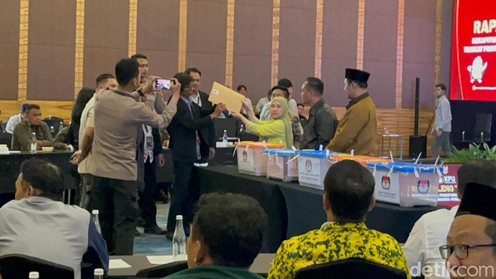 KPU DKI Jakarta menggelar rapat pleno rekapitulasi hasil penghitungan suara Pemilu 2024 tingkat provinsi. (Rumondang/detikcom)