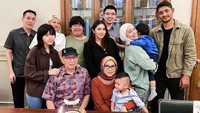 Salah satunya ketika Putri Anne, Arya Saloka dan keluarganya merayakan momen spesial orang tua Putri. Ada kue ulang tahun sampai lava cake terletak di meja. Foto: Instagram anneofficial1990