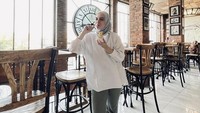 Selain kumpul bersama keluarga, wanita 33 tahun itu juga senang membagikan momen kulineran serunya sendiri. Begini posenya ketika makan gelato di salah satu tempat gelato populer di Jogja. Foto: Instagram anneofficial1990