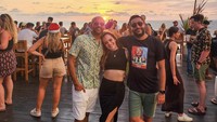 Putri Anne juga sempat membagikan keseruannya saat berlibur bersama kerabat-kerabatnya. Seperti ketika ia mampir ke beach club sambil menikmati sunset seperti ini. Foto: Instagram anneofficial1990