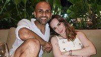 Kalau ini momen ketika ‘mantan istri’ Arya Saloka itu nongkrong di sebuah restoran bersama temannya. Makanan yang mereka pesan sepertinya belum keluar ya? Foto: Instagram anneofficial1990
