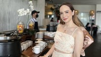 Putri Anne pernah juga sempat terlihat pose cantiknya ketika sedang berdiri hendak mengambil sup di buffet restoran. Sup itu sepertinya ia nikmati untuk sarapan. Foto: Instagram anneofficial1990