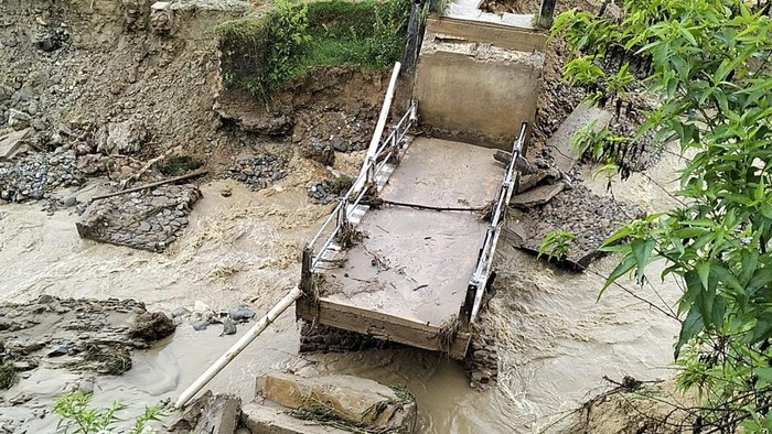 Banjir bandang menerjang dua desa di Kecamatan Nosu, Mamasa, Sulawesi Barat (Sulbar). Terjangan banjir tersebut mengakibatkan jembatan putus.