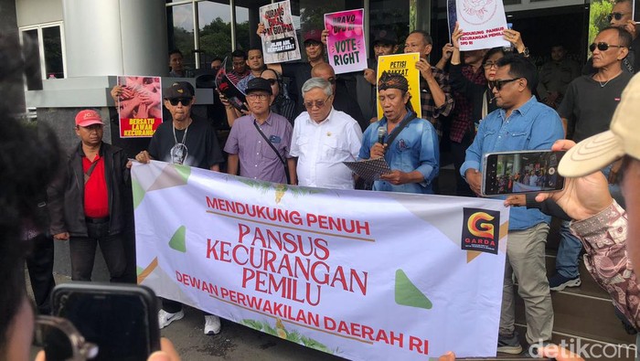 Massa datangi kantor DPD RI DIY, Jalan Kusumanegara, Umbulharjo, Kota Jogja, Kamis (7/3/2024).
