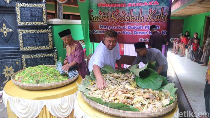 Masyarakat Dukuh Masin Desa Kandangmas Kecamatan Dawe, Kabupaten Kudus, Jawa Tengah menggelar tradisi sewu sempol atau seribu sempol daging ayam di kompleks makam keramat, Kamis (7/3/2024).
