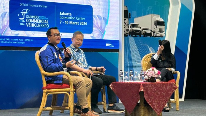 Branch Manager PT Bank Jasa Jakarta, Surya Lumantau (kiri) dan nasabah terpilih Bank Jasa Jakarta sebagai narasumber yaitu Direktur PT Ardya Prima Internusa, Eduard Winata (kanan) saat diskusi 