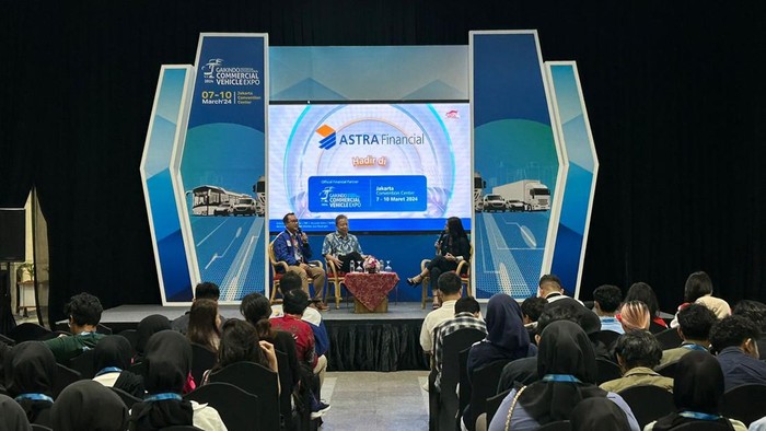 Membangun Hubungan Positif dengan Pelanggan untuk Pertumbuhan Bisnis Branch Manager PT Bank Jasa Jakarta, Surya Lumantau (kiri) dan nasabah terpilih Bank Jasa Jakarta sebagai narasumber yaitu Direktur PT Ardya Prima Internusa, Eduard Winata (kanan) saat diskusi
