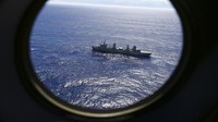 Puluhan kapal dan pesawat dari berbagai negara memulai pencarian di antara Malaysia dan Vietnam di Laut Cina Selatan, sebelum bergerak ke Laut Andaman dan Samudra Hindia. AP Photo/Rob Griffith.  