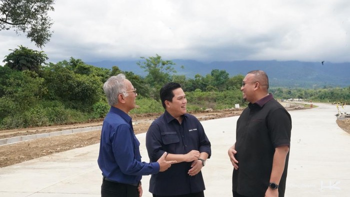 Menteri Badan Usaha Milik Negara (BUMN) Erick Thohir meninjau progres pembangunan jalan tol Padang-Sicincin (Pacin).