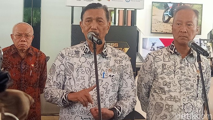 Menteri Koordinator Bidang Kemaritiman dan Investasi Luhut Binsar Pandjaitan dan Menteri Perindustrian Agus Gumiwang Kartasasmita memberi keterangan pers di acara Business Matching 2024 di Sanur, Bali, Kamis (7/3/2024)