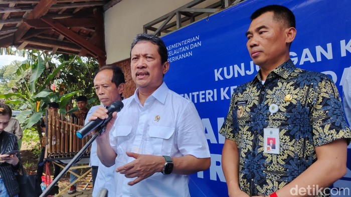 Menteri KP, Sakti Wahyu Trenggono saat meninjau kolam lele di Koperasi Mina Mulya Maju Mandiri, Padukuhan Klampok, Kalurahan Kalitekuk, Kapanewon Semin, Kabupaten Gunungkidul, Kamis (7/3/2024).