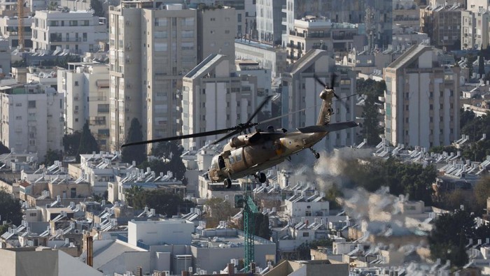 A patient is carried on a hospital bed after being transported on an Israeli military helicopter at the helipad of a hospital, amid the ongoing conflict between Israel and Hamas in Gaza, in Tel Aviv, Israel March 6, 2024. REUTERS/Carlos Garcia Rawlins