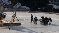 Tampak para petugas mengevakuasi tentara Israel yang baru diturunkan helikopter di sebuah helipad RS di Tel Aviv, Israel, Rabu (6/3/2024).
