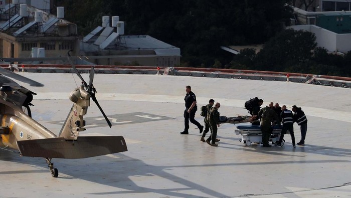 A patient is carried on a hospital bed after being transported on an Israeli military helicopter at the helipad of a hospital, amid the ongoing conflict between Israel and Hamas in Gaza, in Tel Aviv, Israel March 6, 2024. REUTERS/Carlos Garcia Rawlins