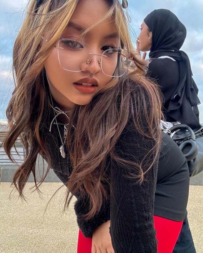 Anak Armand Maulana dan Dewi Gita juga memilih hidup terpisah dengan orangtuanya dengan tinggal di London. Meski baru berusia 23 tahun namun Naja sudah berhasil menyelesaikan pendidikannya dan hidup mandiri di sana. Foto: Instagram: @najandmm