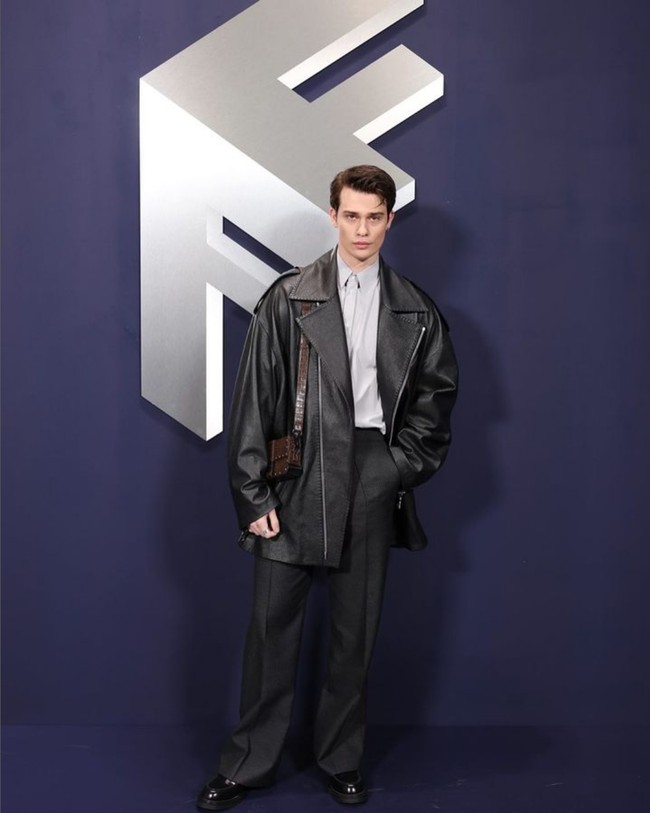 Selain akting, Nicholas Galitzine juga berbakat di musik. Dia pandai bernyanyi juga main gitar, dan sempat menunjukkan kemampuannya di film ‘Cinderella’. Foto: Instagram/@nicholasgalitzine