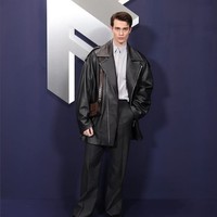 Selain akting, Nicholas Galitzine juga berbakat di musik. Dia pandai bernyanyi juga main gitar, dan sempat menunjukkan kemampuannya di film ‘Cinderella’. Foto: Instagram/@nicholasgalitzine