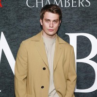 Pria 29 tahun ini masih keturunan bangsawan. Ayahnya, Geoffrey Galitzine, adalah orang Rusia, dan ibunya, Lora Galitzine adalah orang Yunani. Ayahnya merupakan keturunan dari House of Golitsyn atau Galitzine, sebuah keluarga pangeran Rusia. Foto: Andy Kropa/Invision/AP/Andy Kropa