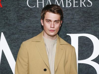 7 Potret Nicholas Galitzine, Lawan Main Anne Hathaway di The Idea of You