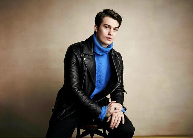 Nicholas debut akting lewat film ‘The Beat Beneath My Feat’ pada 2014. Tapi popularitasnya menanjak setelah membintangi serial ‘Chambers’ pada 2019. Namanya semakin dikenal karena berperan sebagai Prince Charming bersama Camila Cabello dalam film ‘Cinderella’. Dia juga tampil memukau di serial Netflix ‘Purple Hearts’ dan sukses mencuri hati penonton lewat drama kolosal ‘Red, White & Royal Blue’. Foto: Taylor Jewell/Invision/AP/Taylor Jewell