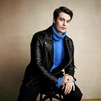 Nicholas debut akting lewat film ‘The Beat Beneath My Feat’ pada 2014. Tapi popularitasnya menanjak setelah membintangi serial ‘Chambers’ pada 2019. Namanya semakin dikenal karena berperan sebagai Prince Charming bersama Camila Cabello dalam film ‘Cinderella’. Dia juga tampil memukau di serial Netflix ‘Purple Hearts’ dan sukses mencuri hati penonton lewat drama kolosal ‘Red, White & Royal Blue’. Foto: Taylor Jewell/Invision/AP/Taylor Jewell