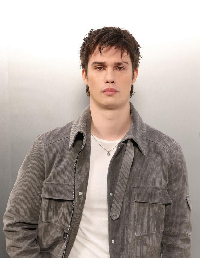 “Ada seorang gadis yang sangat aku sukai pergi ke Edinburgh Fringe Festival. Jadi aku ikut festival itu untuk mengejar gadis ini. Dan aku kembali dengan agensi akting, ungkapnya, seperti dikutip dari Town and Country Mag. Foto: Instagram/@nicholasgalitzine