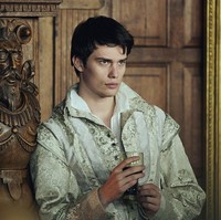 Dalam film ‘The Idea of You’, Nicholas Galitzine beradu akting dengan Anne Hathaway. Film tersebut diadaptasi dari novel romantis karya Robinne Lee. Berkisah tentang ibu paruh baya yang membawa putrinya ke konser Coachella dan akhirnya terlibat percintaan dengan seorang personel boyband yang usianya jauh lebih muda darinya. Foto: AP/Sky UK