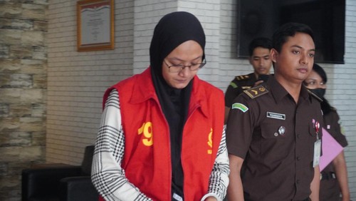 NY saat digiring menuju mobil tahanan oleh penyidik Kejari Karangasem, Kamis (7/3/2024). (Dok Kejari Karangasem)