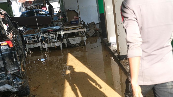 Petugas medis menunjukkan obat yang rusak akibat terendam banjir bandang di Rumah Sakit Santa Ana, Kendari, Sulawesi Tenggara, Kamis (7/3/2024). Pihak rumah sakit setempar terpaksa menutup pelayanan sampai kondisi ruangan bersih pascabanjir bandang.ANTARA FOTO/Andry Denisah/YU/rwa.