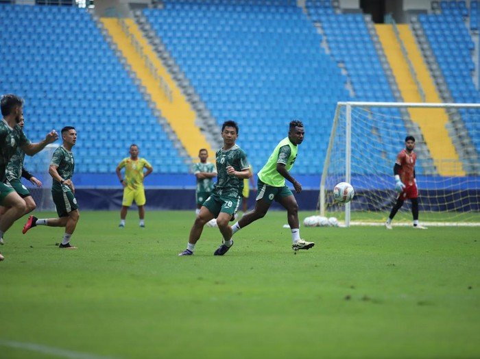 Official training PSS Sleman jelang melawan PSM Makassar di Stadion Batakan, Balikpapan, Kamis (7/3/2024).