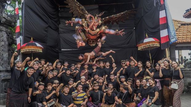 Ogoh-ogoh 'Atmaning Wong Maboros' karya ST Bakti Dharma, Banjar Adat Kangin Pecatu, Kuta Selatan, Badung.
