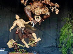 Ogoh-ogoh Bhuta Enjek Pupu karya ST Putra Tunggal, Banjar Belulang, Desa Kapal, Mengwi, Badung. Kelompok pemuda itu menggunakan bahan-bahan alami untuk membuat ogoh-ogoh dengan karakter bhuta kala yang terbang dan mengejutkan petani itu. Misalkan, sayap bhuta kala dibuat menggunakan daun pisang kering. Namun, ST Putra Tunggal juga menyisipkan tiga mesin di ogoh-ogoh tersebut sehingga kepala dan sayap bhuta kala itu bisa bergerak. 