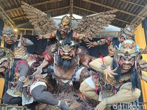 Geliat Kelompok Pemuda Bangun Ogoh-Ogoh di Bali
