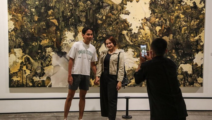 Pameran lukisan dan instalasi Khas/Bentuk di Semarang Pengunjung berjalan di area pameran lukisan dan instalasi bertema Khas/Bentuk di Semarang Gallery, Semarang, Jawa Tengah, Rabu (6/3/2024). Pameran bertajuk Telusur Mula Abstrak Kontemporer Indonesia dengan menampilkan puluhan seni lukisan dan instalasi karya sepuluh seniman dari berbagai kota tersebut berlangsung hingga 14 April 2024. ANTARA FOTO/Makna Zaezar/aww.