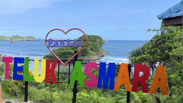 Pantai Teluk Asmara.
