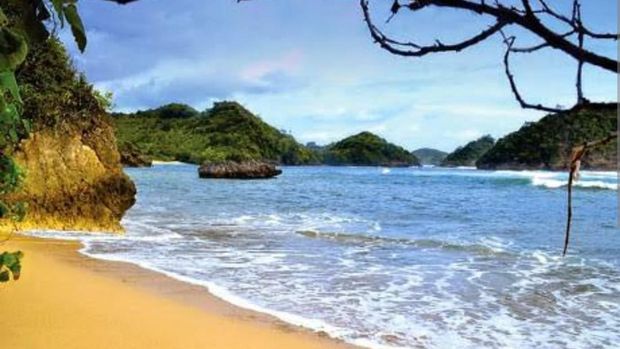 Pantai Teluk Asmara.