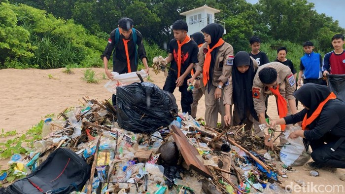Papajar Ala Ratusan Pelajar di Sukabumi Bersih Pantai Jaga Ekosistem Penyu