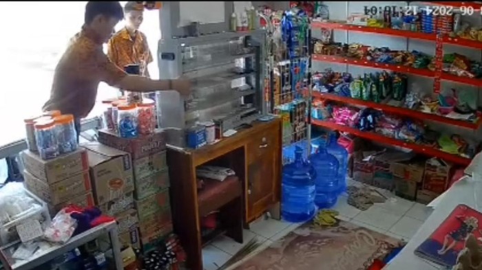 Dua orang diduga pelajar di Kota Parepare, Sulawesi Selatan (Sulsel), terekam CCTV mencuri barang jualan di salah satu toko kelontong.