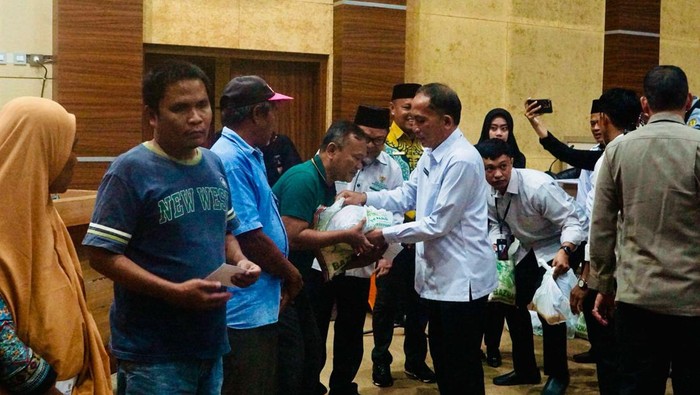 Sekda Parepare Muhammad Husni Syam menyerahkan paket sembako ke warga.