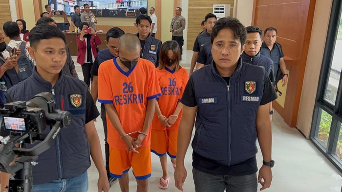 Pasangan kekasih pengaborsi di Kediri saat dihadirkan dalam jumpa pers