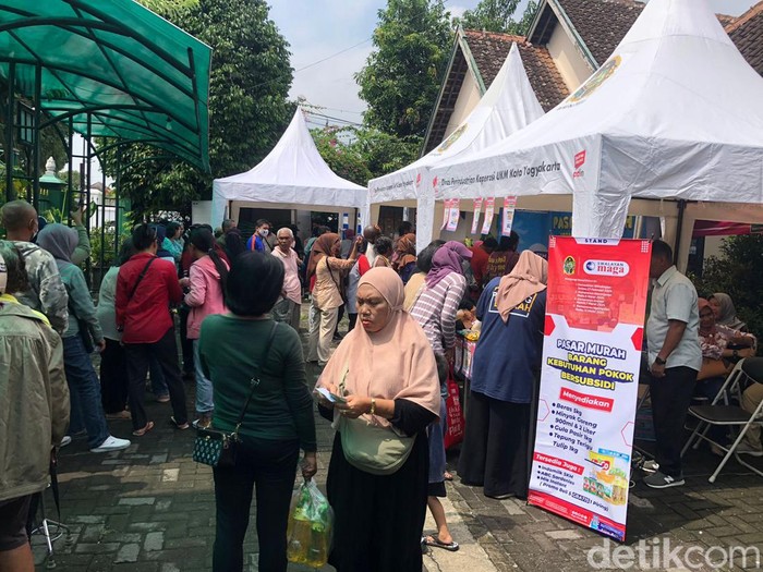 Pasar murah di kantor Kemantren Kraton, Kota Jogja, Kamis (7/3/2024).